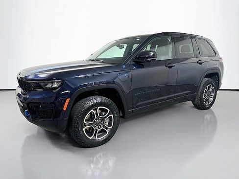 Used 2022 Jeep Grand Cherokee Trailhawk w/ Advanced Protech Group II AWD/4WD image 3