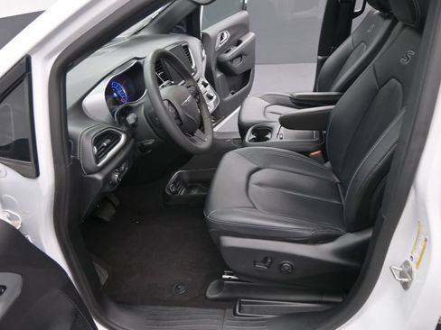 Used 2024 Chrysler Pacifica Limited FWD image 16