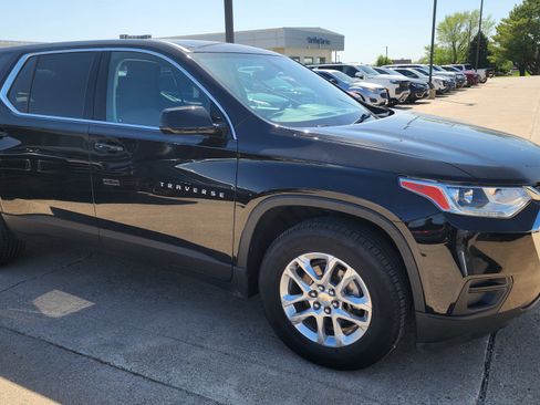 Used 2019 Chevrolet Traverse LS FWD image 3