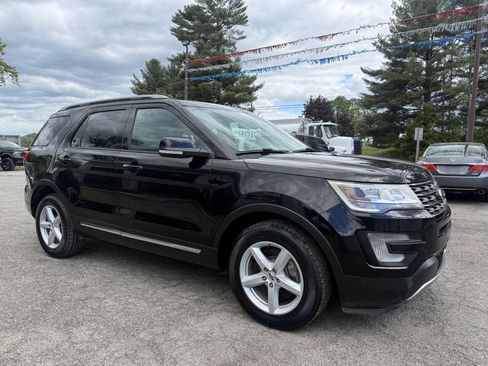 Used 2017 Ford Explorer XLT AWD/4WD image 2