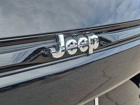 Used 2023 Jeep Grand Cherokee Limited image 11