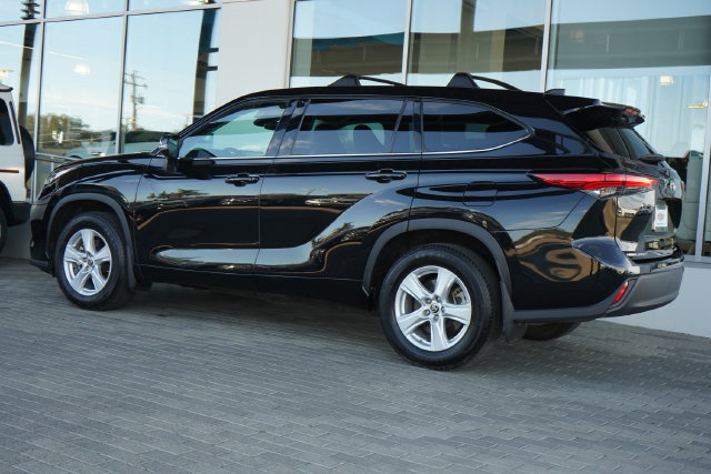 Used 2022 Toyota Highlander LE AWD/4WD image 5