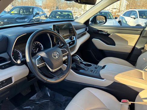 Used 2023 Toyota Highlander XLE image 13