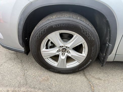 Used 2022 Toyota Highlander LE AWD/4WD image 15