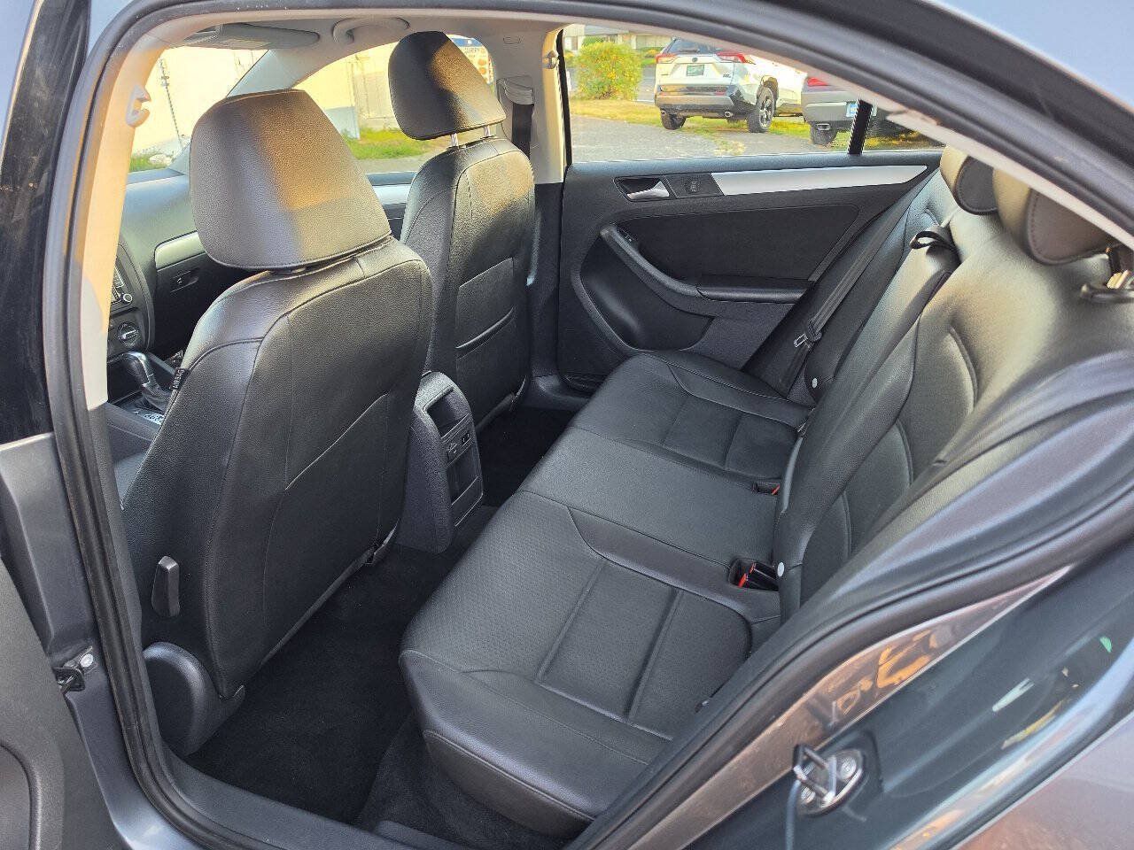 Used 2013 Volkswagen Jetta SE FWD image 12