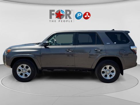 Used 2017 Toyota 4Runner SR5 AWD/4WD image 2