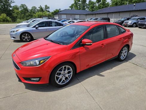 Used 2015 Ford Focus SE w/ Equipment Group 201A FWD image 3