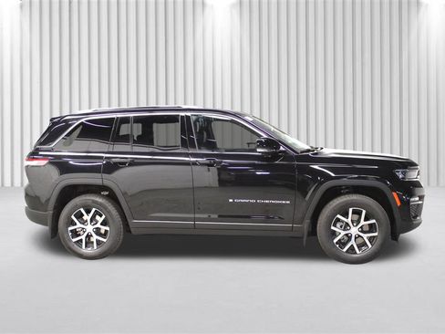 New 2025 Jeep Grand Cherokee Limited w/ Luxury Tech Group II image 2