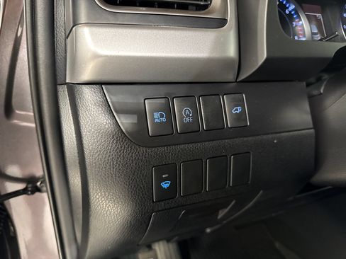 Used 2019 Toyota Highlander Plus AWD/4WD image 17