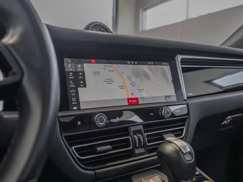 Used 2023 Porsche Macan AWD/4WD image 32