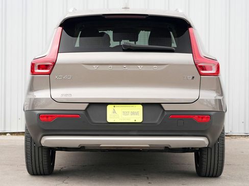 Used 2022 Volvo XC40 T5 Momentum w/ Premium Package image 10