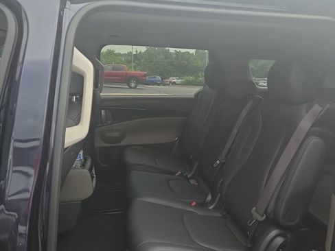 Used 2025 Kia Carnival FWD image 10