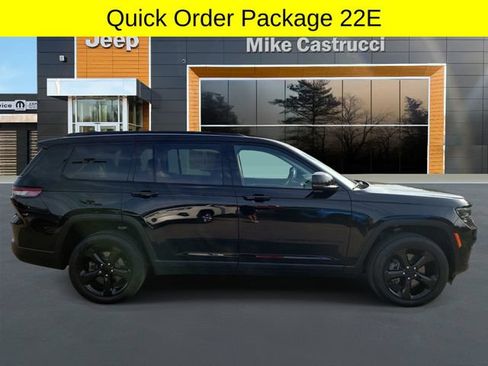 Used 2022 Jeep Grand Cherokee L Limited w/ Black Appearance Package AWD/4WD image 2