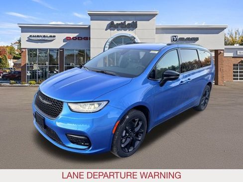 New 2026 Chrysler Pacifica Select w/ S Appearance Package image 4