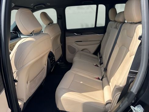 Used 2023 Jeep Grand Cherokee Limited w/ Luxury Tech Group II image 12