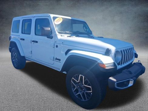Used 2025 Jeep Wrangler Unlimited Sahara AWD/4WD image 9