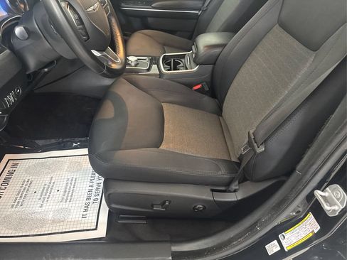 Used 2018 Chrysler 300 Touring RWD image 30