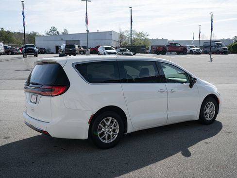 Used 2024 Chrysler Pacifica Touring-L FWD image 10