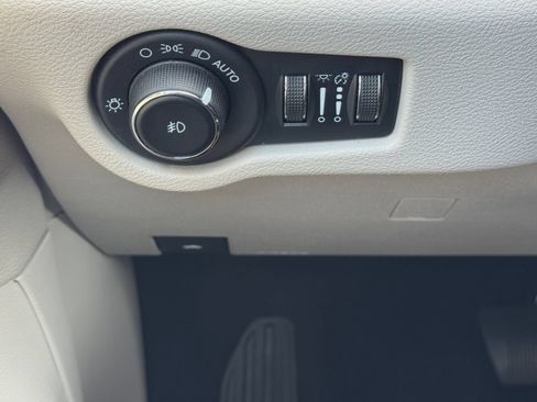 Used 2023 Chrysler Pacifica Touring-L FWD image 24