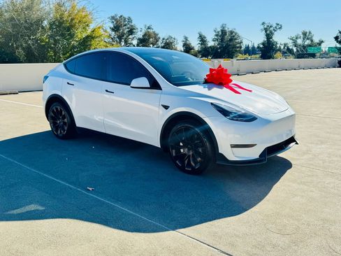 Used 2023 Tesla Model Y AWD image 8