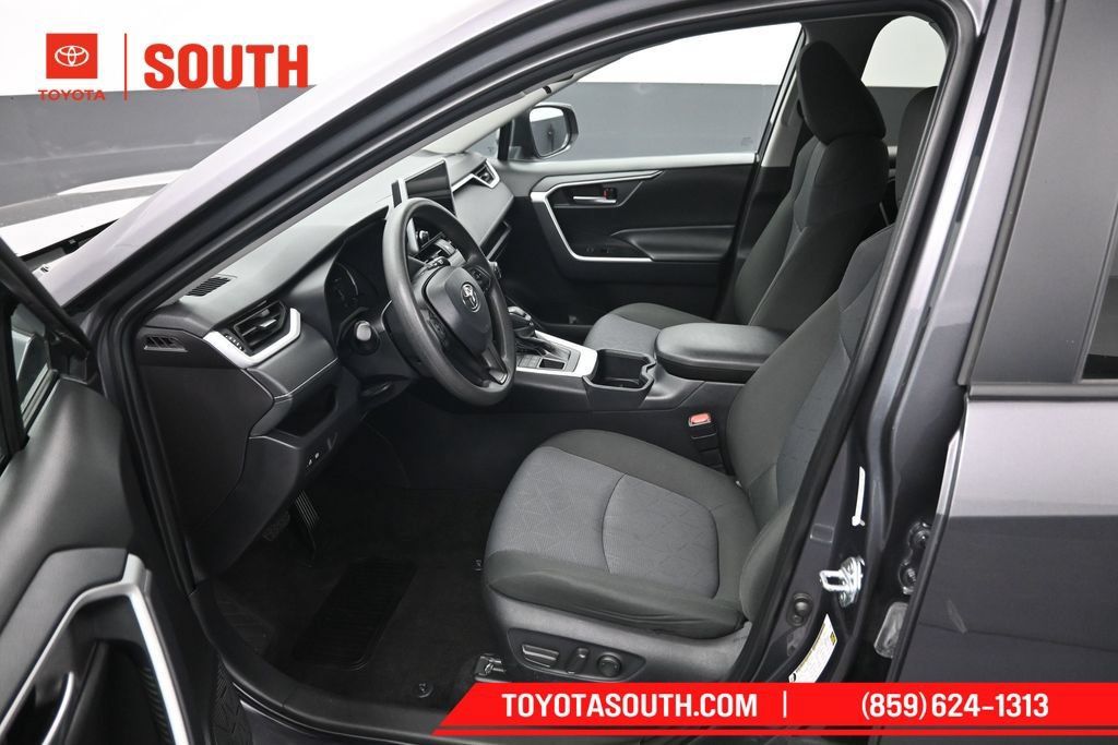 Used 2025 Toyota RAV4 XLE AWD/4WD image 9