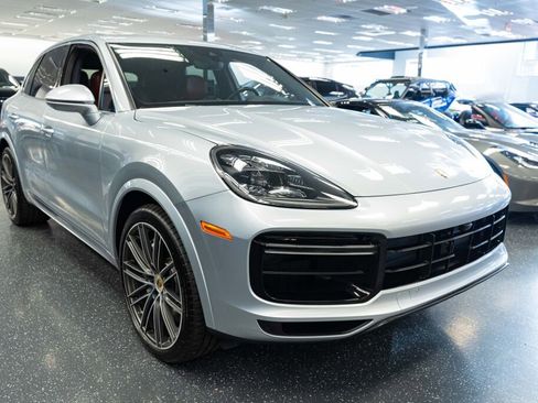 Used 2019 Porsche Cayenne Turbo image 3