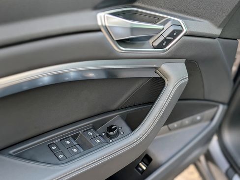 Used 2021 Audi e-tron Premium w/ Towing Package image 25