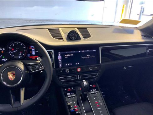 Certified 2025 Porsche Macan image 16