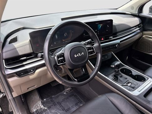 Used 2025 Kia Carnival FWD image 9