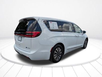 Used 2022 Chrysler Pacifica Limited w/ Uconnect Theater Family Group