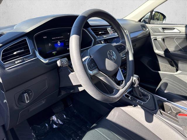 Used 2024 Volkswagen Tiguan SE w/ Panoramic Sunroof Package FWD image 10