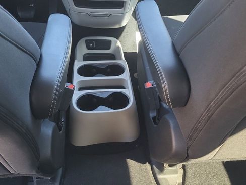 Used 2020 Chrysler Voyager L FWD image 23