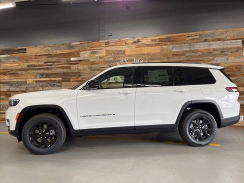 New 2025 Jeep Grand Cherokee L Altitude image 19