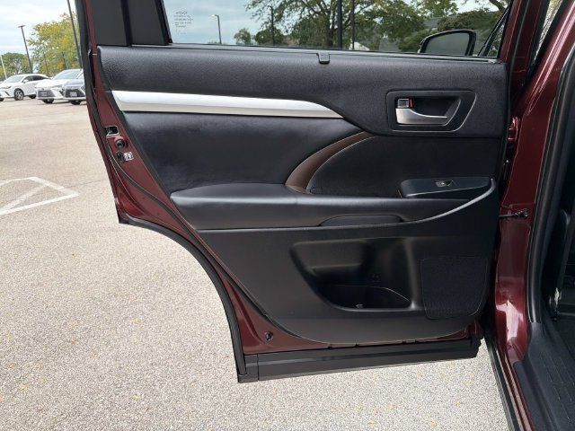 Used 2019 Toyota Highlander XLE AWD/4WD image 11