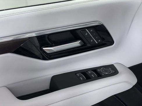 New 2025 Chevrolet Suburban Premier image 24