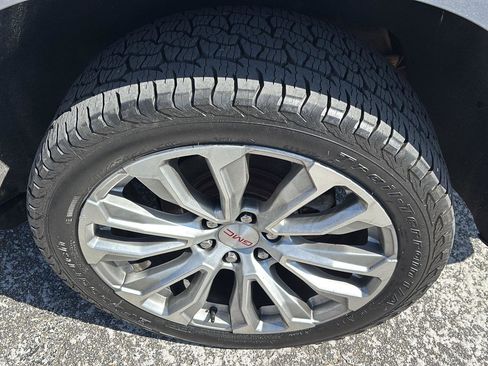 Used 2022 GMC Yukon Denali w/ Denali Premium Package image 12