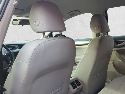 Used 2016 Volkswagen Golf S image 17