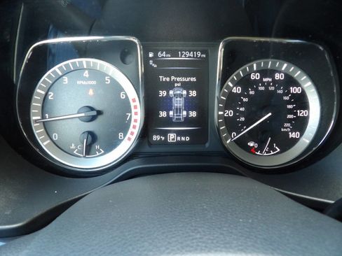 Used 2018 Nissan Titan SV w/ SV Convenience Package image 31