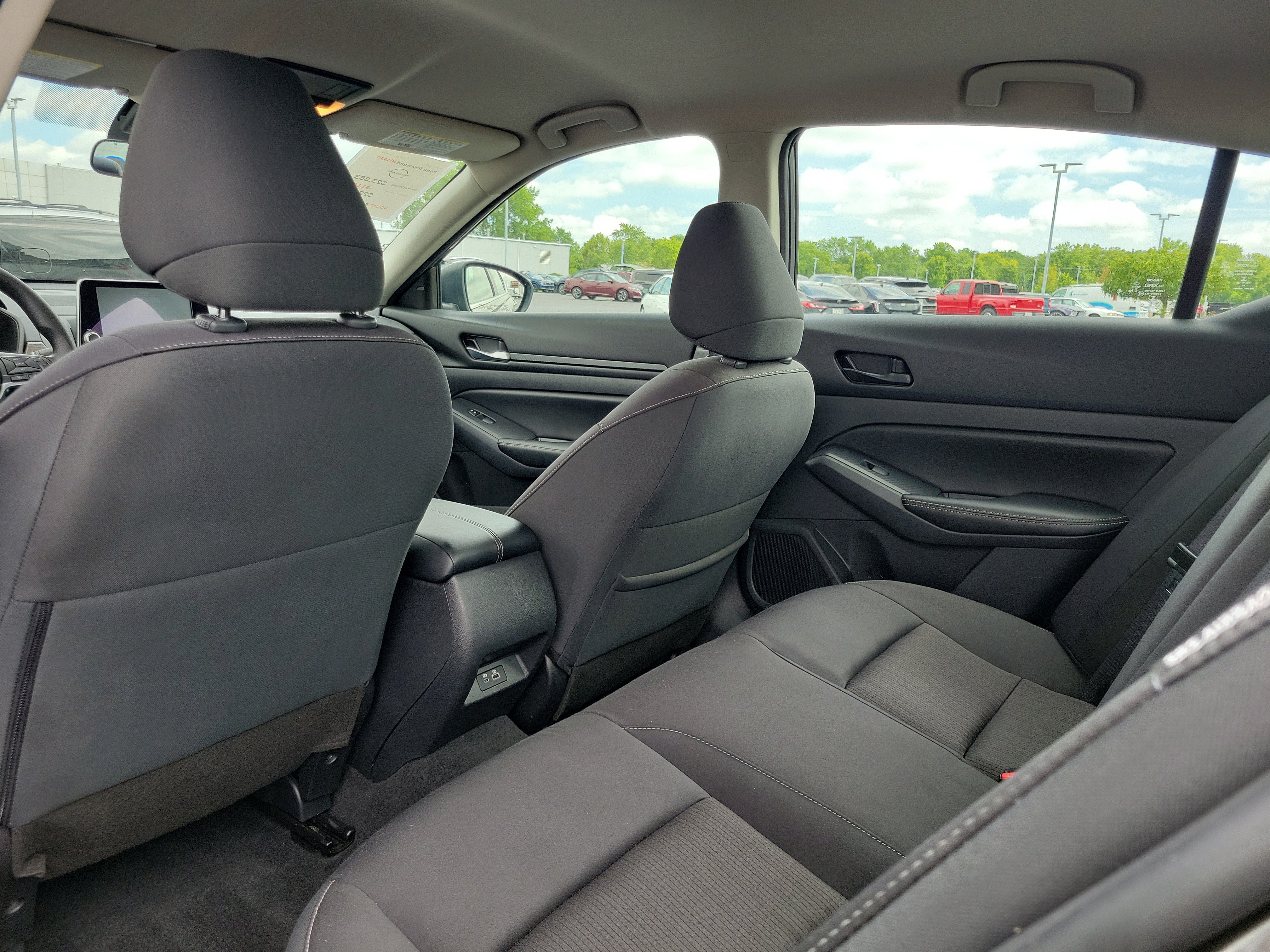 Used 2025 Nissan Altima 2.5 SV FWD image 14