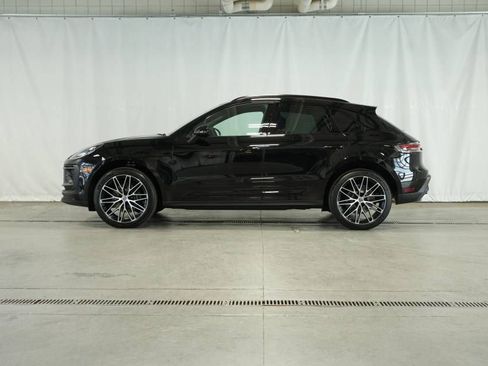 Certified 2025 Porsche Macan AWD/4WD image 2