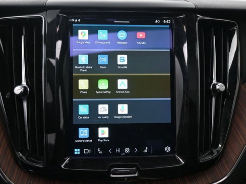 Used 2023 Volvo XC60 B5 Plus image 13