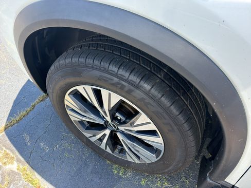 Used 2023 Nissan Rogue SV FWD image 7