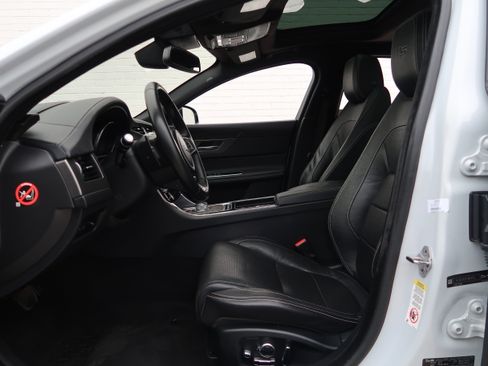 Used 2016 Jaguar XF S RWD image 35