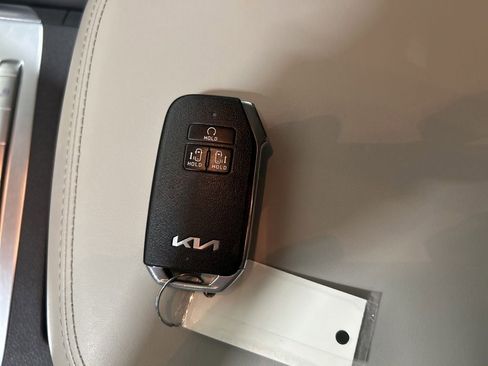 Used 2023 Kia Carnival EX FWD image 26