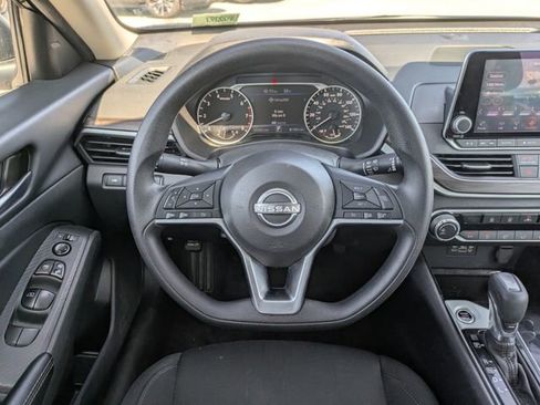Used 2024 Nissan Altima 2.5 SV FWD image 31