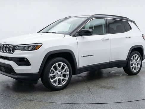 Used 2025 Jeep Compass Limited image 3