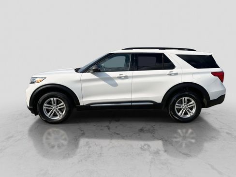 Certified 2023 Ford Explorer XLT w/ Equipment Group 202A AWD/4WD image 3
