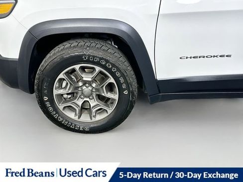 Used 2022 Jeep Cherokee Trailhawk w/ Premium Leather Package AWD/4WD image 32