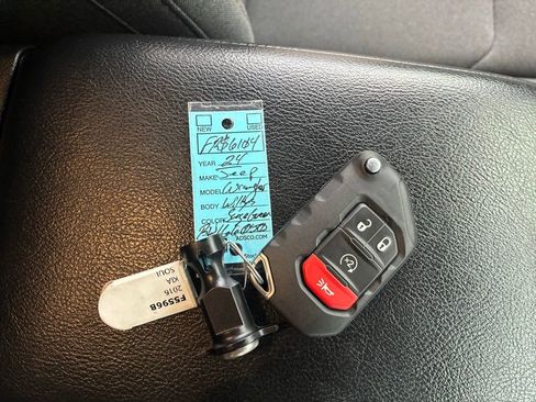 Used 2024 Jeep Wrangler Unlimited AWD/4WD image 31