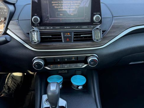 Used 2025 Nissan Altima 2.5 SV image 11